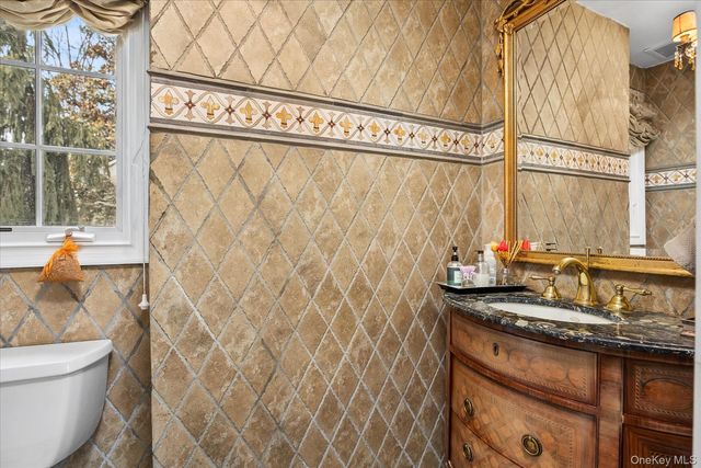 15 Cricket Lane, Great Neck, NY 11024