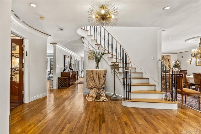 15 Cricket Lane, Great Neck, NY 11024