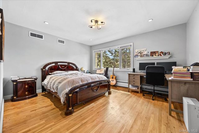 15 Cricket Lane, Great Neck, NY 11024