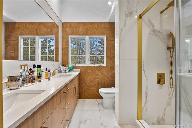 15 Cricket Lane, Great Neck, NY 11024