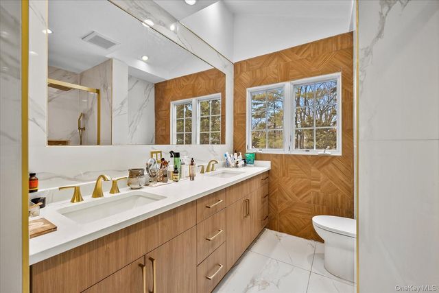 15 Cricket Lane, Great Neck, NY 11024