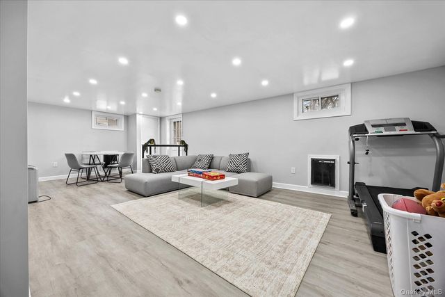 15 Cricket Lane, Great Neck, NY 11024