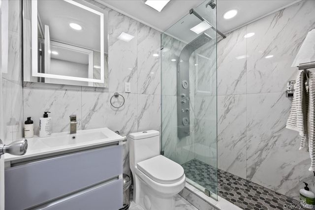 15 Cricket Lane, Great Neck, NY 11024