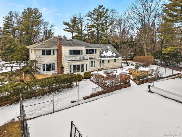 15 Cricket Lane, Great Neck, NY 11024
