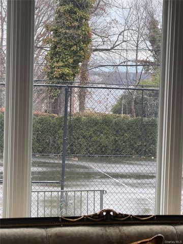 15 Cricket Lane, Great Neck, NY 11024