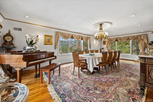 15 Cricket Lane, Great Neck, NY 11024