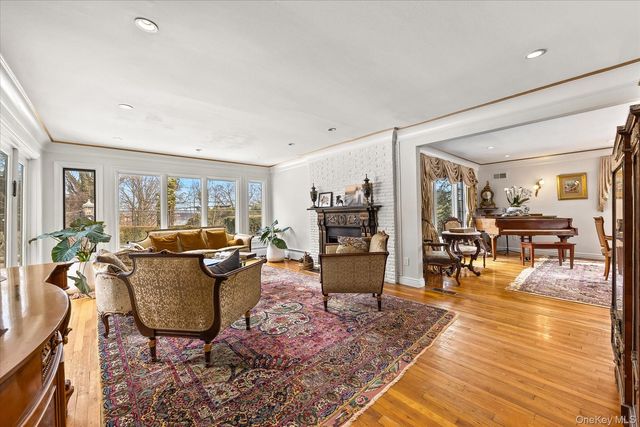 15 Cricket Lane, Great Neck, NY 11024