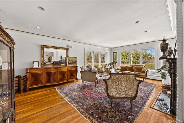 15 Cricket Lane, Great Neck, NY 11024