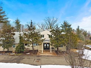 15 Cricket Lane, Great Neck, NY 11024