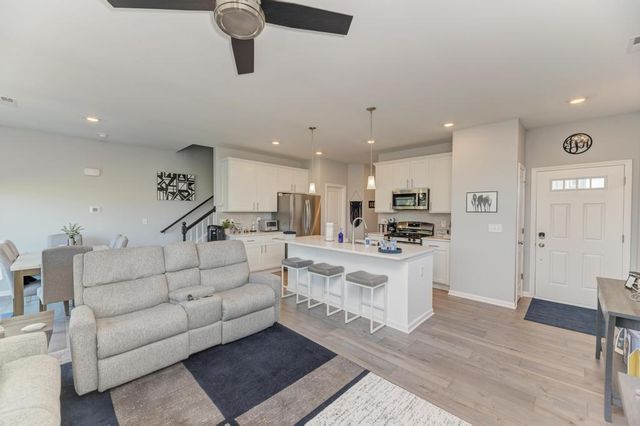 126 Kingsport Drive, South Elgin, IL 60177