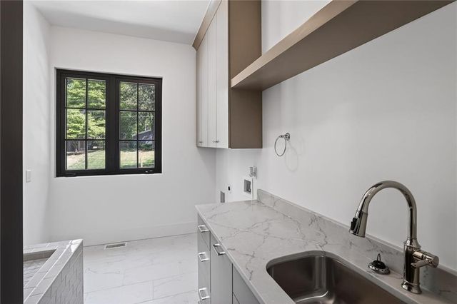 180 Thompson Place, Roswell, GA 30075