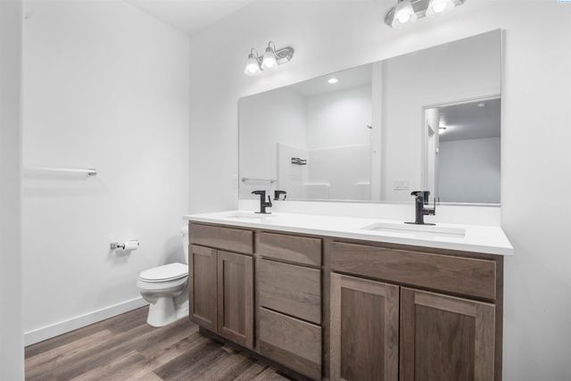 1344 14th St, Benton City, WA 99320