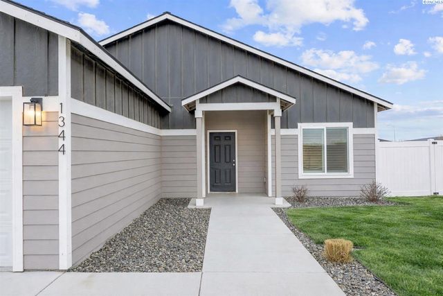 1344 14th St, Benton City, WA 99320