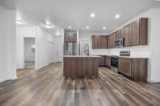 1344 14th St, Benton City, WA 99320