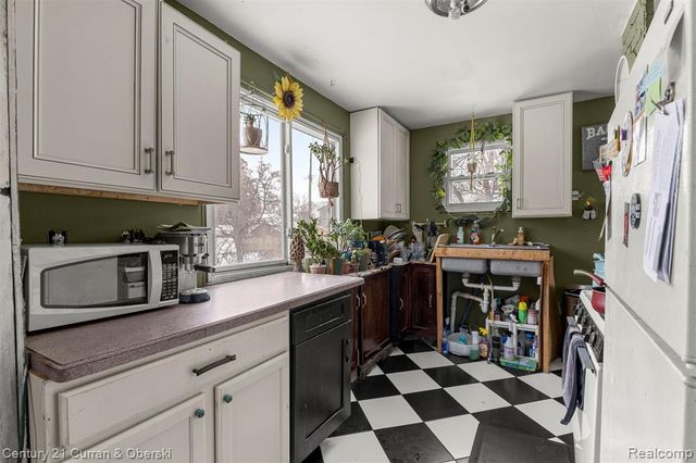 7004 Dodge Avenue, Warren, MI 48091