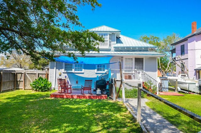 205 Main Street, Palacios, TX 77465