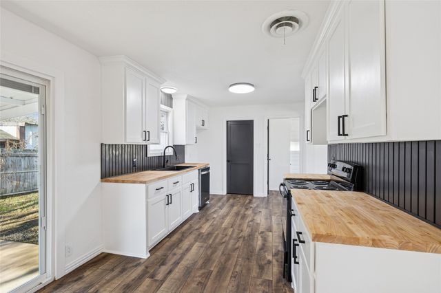 1301 N Douglas Avenue, Cleburne, TX 76033