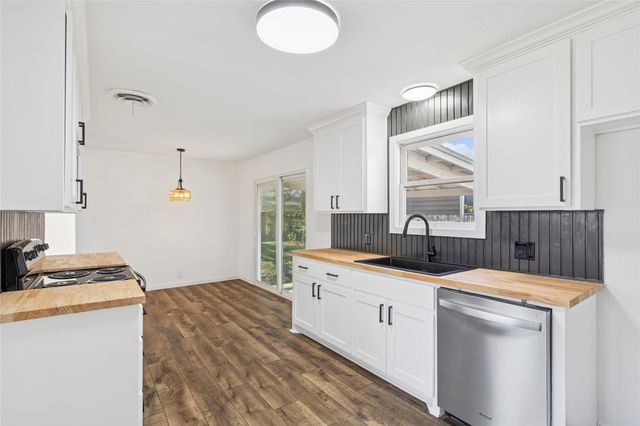 1301 N Douglas Avenue, Cleburne, TX 76033