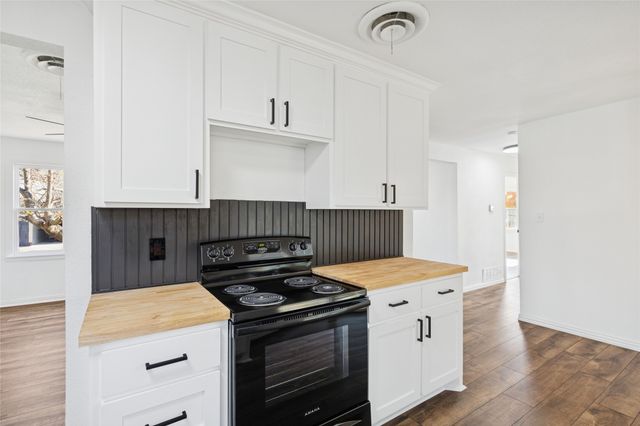 1301 N Douglas Avenue, Cleburne, TX 76033