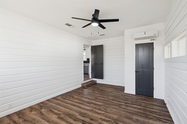 1301 N Douglas Avenue, Cleburne, TX 76033