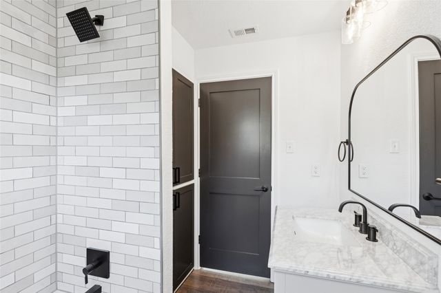 1301 N Douglas Avenue, Cleburne, TX 76033