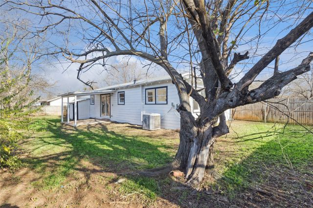 1301 N Douglas Avenue, Cleburne, TX 76033