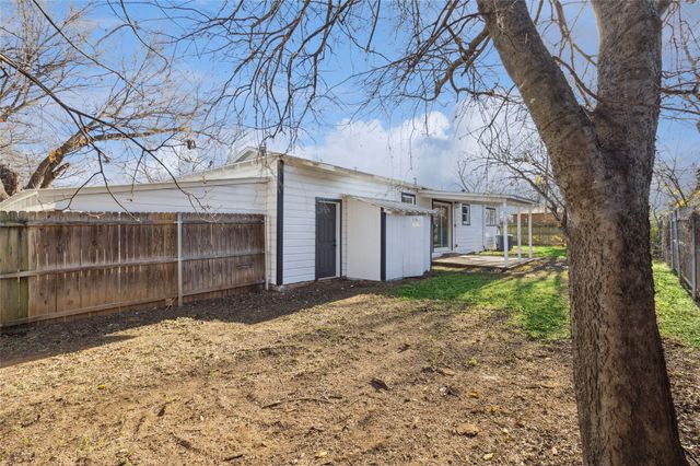 1301 N Douglas Avenue, Cleburne, TX 76033