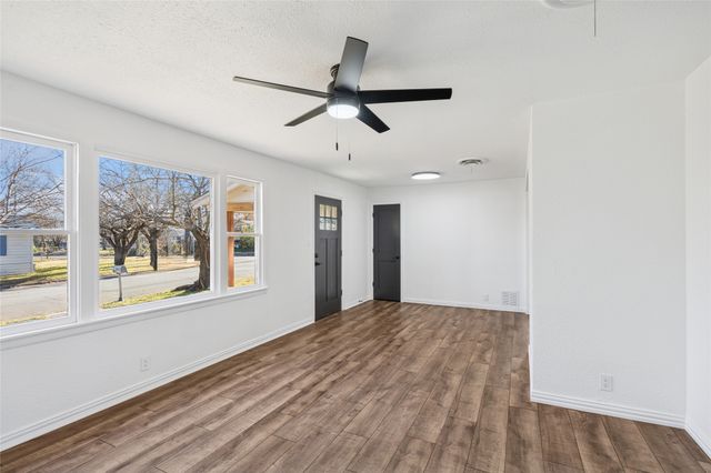 1301 N Douglas Avenue, Cleburne, TX 76033