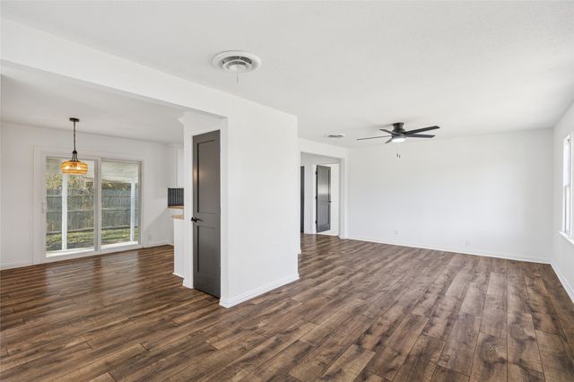 1301 N Douglas Avenue, Cleburne, TX 76033