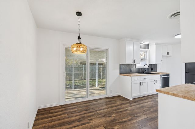 1301 N Douglas Avenue, Cleburne, TX 76033