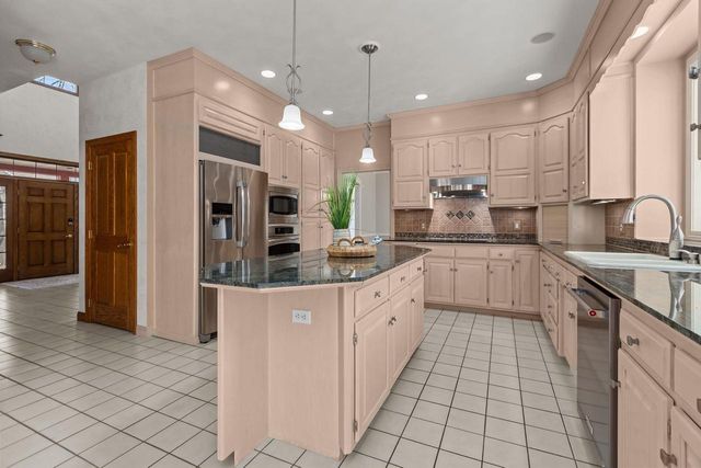 63 BRENTWOOD LANE, Appleton, WI 54915