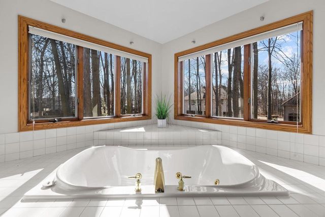 63 BRENTWOOD LANE, Appleton, WI 54915