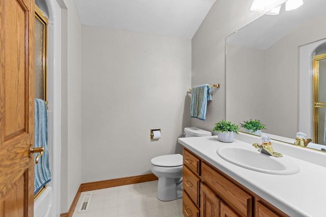 63 BRENTWOOD LANE, Appleton, WI 54915