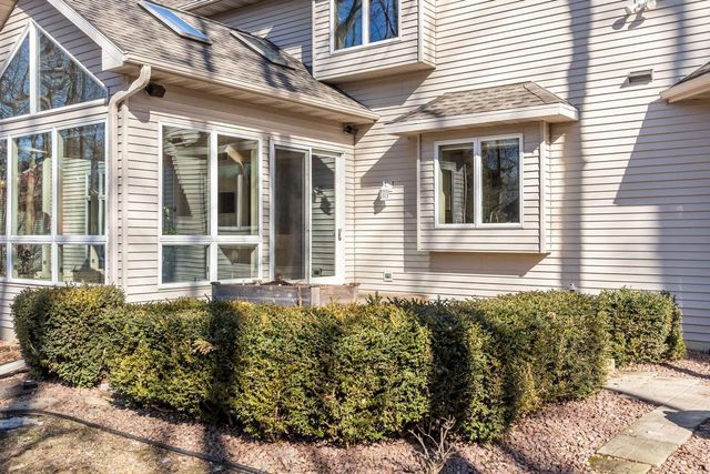 63 BRENTWOOD LANE, Appleton, WI 54915