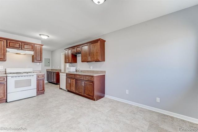 547 S Hawthorne Street, Westland, MI 48186