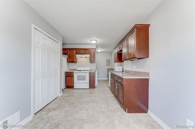 547 S Hawthorne Street, Westland, MI 48186