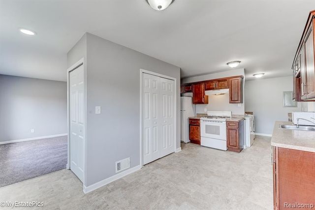 547 S Hawthorne Street, Westland, MI 48186