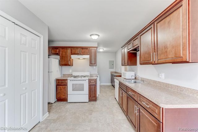 547 S Hawthorne Street, Westland, MI 48186