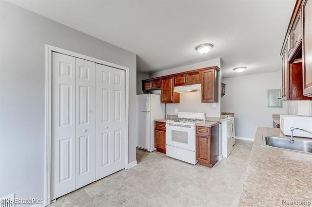 547 S Hawthorne Street, Westland, MI 48186