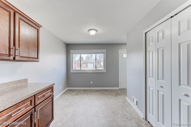 547 S Hawthorne Street, Westland, MI 48186