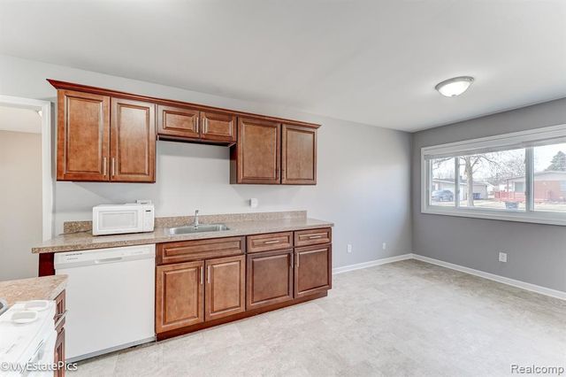 547 S Hawthorne Street, Westland, MI 48186