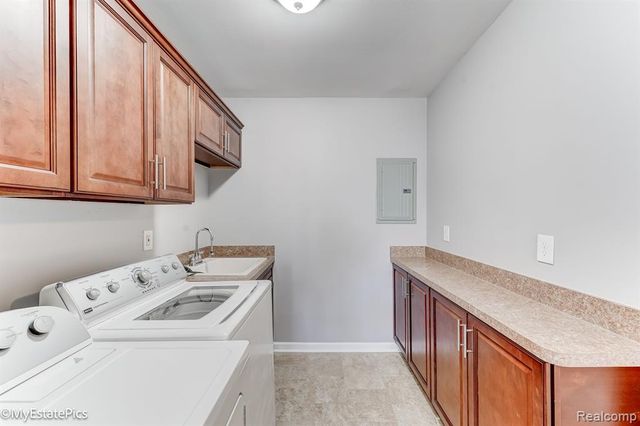 547 S Hawthorne Street, Westland, MI 48186