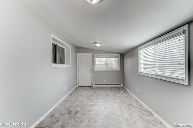 547 S Hawthorne Street, Westland, MI 48186