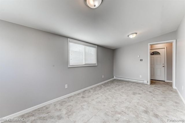 547 S Hawthorne Street, Westland, MI 48186