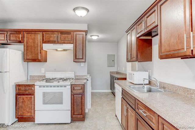 547 S Hawthorne Street, Westland, MI 48186