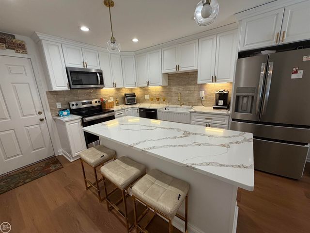 37884 N Laurel Park Drive, Livonia, MI 48152