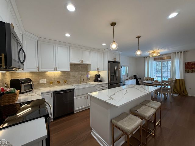 37884 N Laurel Park Drive, Livonia, MI 48152