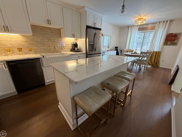 37884 N Laurel Park Drive, Livonia, MI 48152