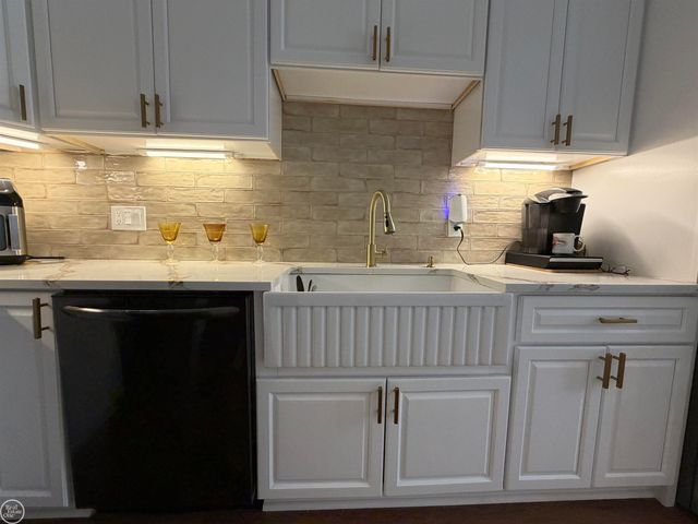 37884 N Laurel Park Drive, Livonia, MI 48152