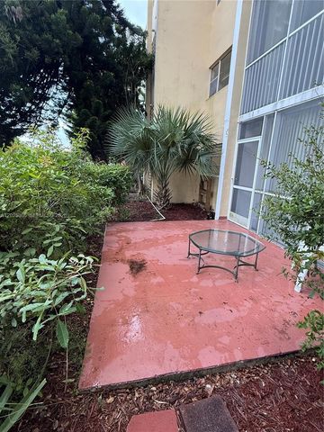 942 NE 199th St 102, Miami, FL 33179